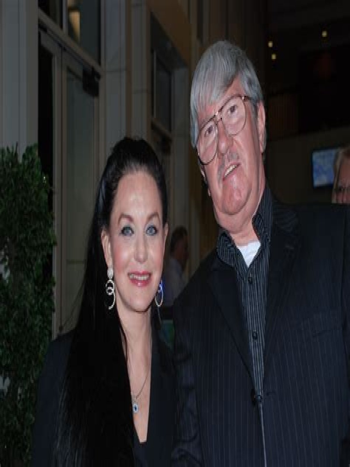 Unraveling The Love Story: Who Was Crystal Gayle Married To?